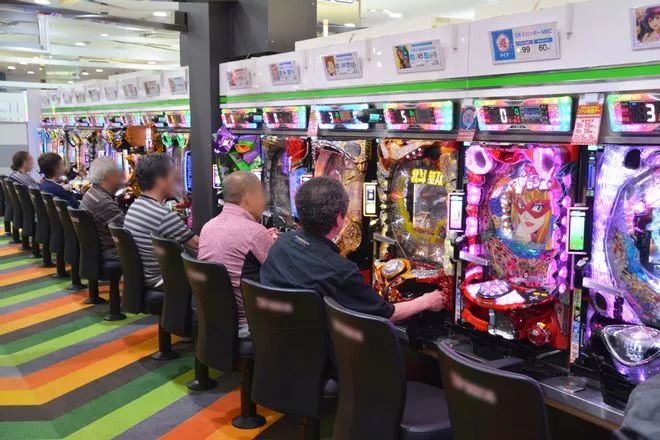 朝からパチンコ屋の行列に並んでお金を奪われに行くようなもの。